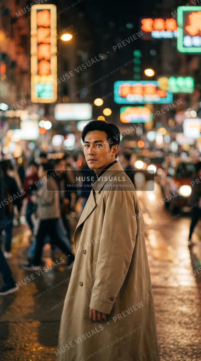 黑色风衣男主角·霓虹夜雨电影剧照